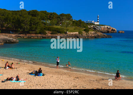 Mallorca, Porto Colom, Spiaggia, Punta de Ses Crestes lighthouse, Felanitx, Palma di Maiorca, isole Baleari, Spagna, Europa Foto Stock