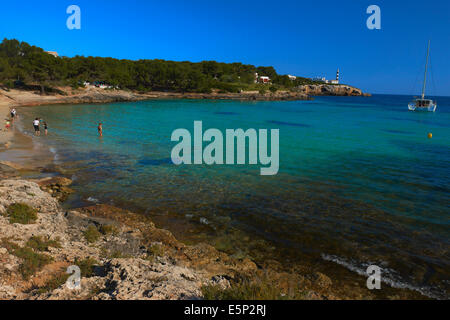 Mallorca, Porto Colom, Spiaggia, Punta de Ses Crestes lighthouse, Felanitx, Palma di Maiorca, isole Baleari, Spagna, Europa Foto Stock