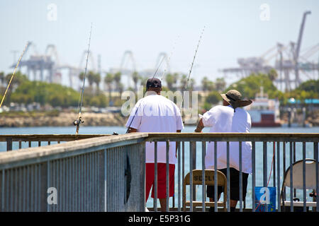 La pesca dal Dock. Long Beach, California. Foto Stock