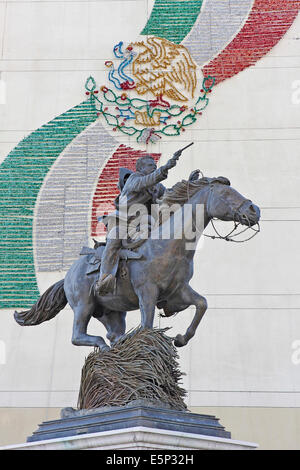 Statua di Pancho Villa in sella a un cavallo in esecuzione puntando il revolver a Chihuahua City, Chihuahua, Messico. Foto Stock