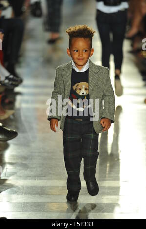 NEW YORK, NY - 19 Maggio: Egitto Dean cammina la pista al Ralph Lauren autunno 14 Sfilata di moda dei bambini a sostegno di alfabetizzazione in Biblioteca Pubblica di New York il 19 maggio 2014 in New York City. Foto Stock