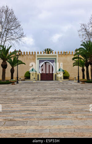 Golden Gate moresco,riccamente ornati,incisi porte di bronzo,Lalla Mina Gardens,Square,Dar El Makhzen,Palazzo Reale,Fez,Marocco Foto Stock