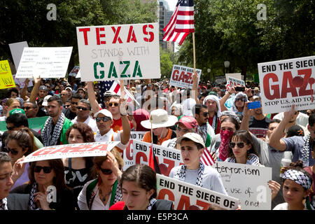 Rally al Texas Capitol protestando Israele un assedio di Gaza e il sostegno degli Stati Uniti e di finanziamento di Israele. Foto Stock