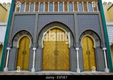 Golden Gate moresco,riccamente ornati,incisi porte di bronzo,Lalla Mina Gardens,Square,Dar El Makhzen,Palazzo Reale,Fez,Marocco Foto Stock