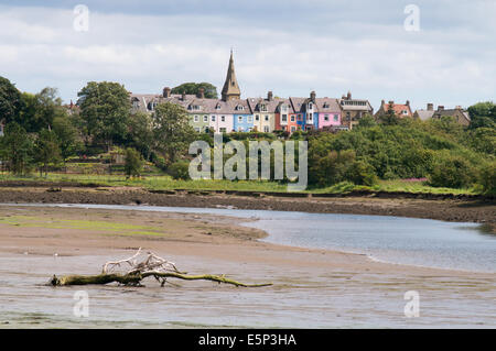 Fiume Aln con il villaggio di Alnmouth in background, Northumberland, North East England, Regno Unito Foto Stock