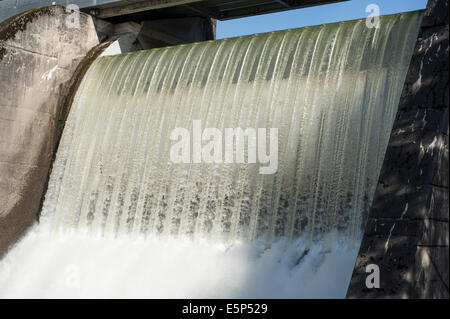 Il Capilano lago di acqua che fluisce fuori dalla Cleveland diga situata in North Vancouver, British Columbia Foto Stock