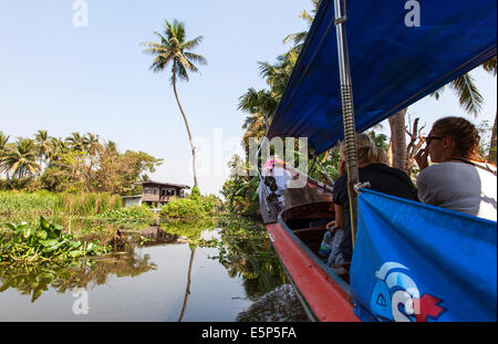 Una Barca Long-Tail navigando attraverso Bangkok Klongs, Bangkok, Thailandia Foto Stock