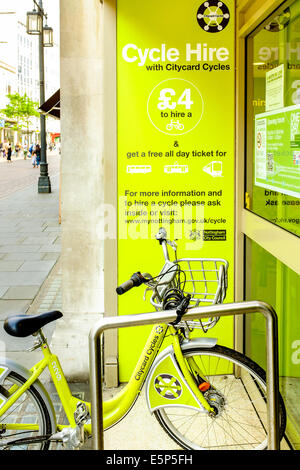 Nottingham City Council Noleggio bici - segnaletica e parcheggiate un esempio di una bici a noleggio che possono essere noleggiati per £4. 11Luglio 2014. Foto Stock