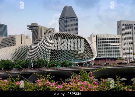 SINGAPORE: l'unico teatro sulla baia (denominato "Durians" e il 1994-97 Esplanade Bridge Foto Stock