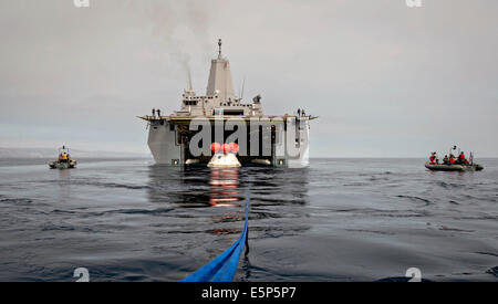 US Navy marinai del trasporto anfibio dock nave USS Anchorage recuperare la NASA Orion capsula spaziale nel bene del ponte della nave durante il secondo in mare i test per il modulo di equipaggio utilizzando una ben coperta recupero Agosto 3, 2014 al largo della costa della California. Foto Stock