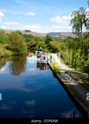 Chiatte ormeggiate sul canale di Huddersfield a Freizland, Greenfield, Greater Manchester, UK. Foto Stock