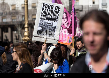 Buenos Aires, Argentina. Il 4° agosto 2014. Un insegnante può contenere un banner nel corso di una protesta davanti al Congresso Nazionale a Buenos Aires, Argentina, su Agosto 4, 2014. Gli insegnanti hanno protestato lunedì esigenti stipendi non pagati e la riapertura dei negoziati salariali, chiedendo più budget per l'istruzione e il mancato pagamento del debito esterno, secondo la stampa locale. Credito: Martin Zabala/Xinhua/Alamy Live News Foto Stock