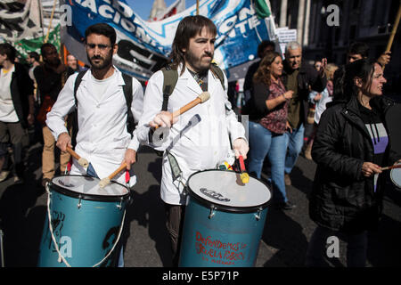 Buenos Aires, Argentina. Il 4° agosto 2014. Gli insegnanti prendere parte a una protesta davanti al Congresso Nazionale a Buenos Aires, Argentina, su Agosto 4, 2014. Gli insegnanti hanno protestato lunedì esigenti stipendi non pagati e la riapertura dei negoziati salariali, chiedendo più budget per l'istruzione e il mancato pagamento del debito esterno, secondo la stampa locale. Credito: Martin Zabala/Xinhua/Alamy Live News Foto Stock