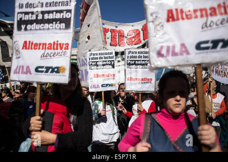 Buenos Aires, Argentina. Il 4° agosto 2014. Gli insegnanti banner in attesa durante una manifestazione di protesta davanti al Congresso Nazionale a Buenos Aires, Argentina, su Agosto 4, 2014. Gli insegnanti hanno protestato lunedì esigenti stipendi non pagati e la riapertura dei negoziati salariali, chiedendo più budget per l'istruzione e il mancato pagamento del debito esterno, secondo la stampa locale. Credito: Martin Zabala/Xinhua/Alamy Live News Foto Stock