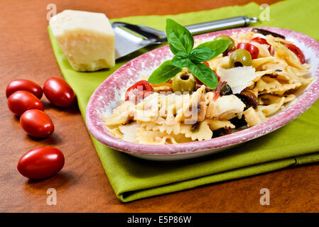 Nastro Farfelle bow pasta con verdure. Una deliziosa, sana insalata. Foto Stock