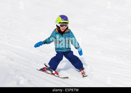 Ragazzo sorridente in maschera da sci sci apprende Foto Stock