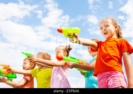 Cinque bambini giocano con le pistole di acqua Foto Stock