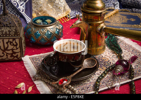 Tradizionale caffè arabo servito con semi di cardamomo Foto Stock