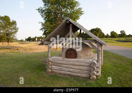 Replica di forno di cottura a Fort Crown Point nello Stato di New York, lungo il lago Champlain (ex francese fortificato e la guerra di indiano sito) Foto Stock