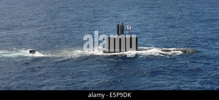 Il sud coreano Chang Bogo-class submarine ROKS Lee Sunsin transita la superficie durante il cerchio del pacifico esercizio luglio 25, 2014 al largo delle Hawaii. Foto Stock