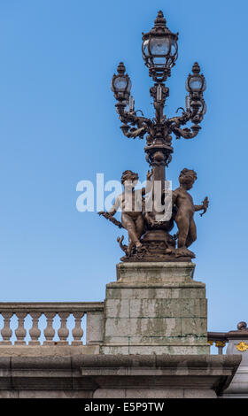 Una lampada posta sul Alexander III Bridge in Parigi Francia. Foto Stock