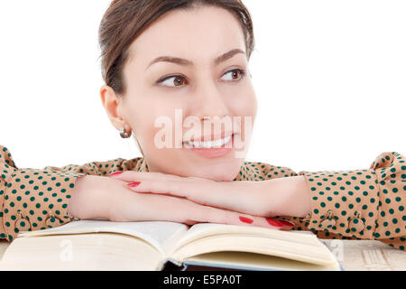 Bella donna in camicia appoggiata sul libro cercando riposo Foto Stock