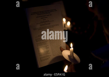 Belfast City Hall motivi, Irlanda. Il 4° agosto 2014. La luce di una candela veglia per commemorare il centenario della scoppio della Prima Guerra Mondiale a Belfast il Cenotafio Credito: Bonzo Alamy/Live News Foto Stock