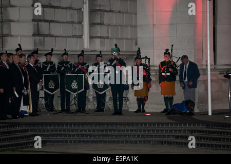 Belfast City Hall motivi, Irlanda. Il 4° agosto 2014. Un bugler suona l'ultimo post a 11:00 pm per contrassegnare la commemorazione del centenario dello scoppio della Prima Guerra Mondiale a Belfast il Cenotafio Credito: Bonzo Alamy/Live News Foto Stock