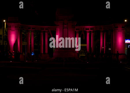 Belfast City Hall motivi, Irlanda. Il 4° agosto 2014. Belfast il Cenotafio illuminato di luce rossa per commemorare il centenario della scoppio della Prima Guerra Mondiale a Belfast il Cenotafio Credito: Bonzo Alamy/Live News Foto Stock