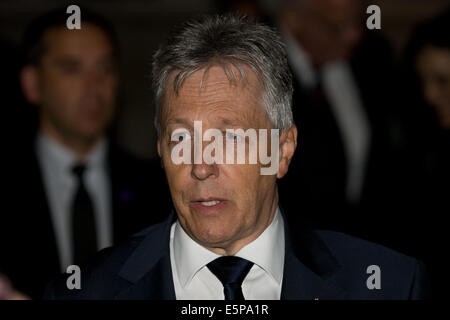 Belfast City Hall motivi, Irlanda. Il 4° agosto 2014. Peter Robinson MLA, Primo Ministro dell'Irlanda del Nord Executive in occasione della commemorazione del centenario dello scoppio della Prima Guerra Mondiale a Belfast il Cenotafio Credito: Bonzo Alamy/Live News Foto Stock