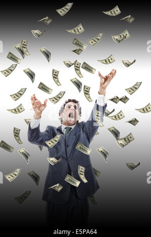 Uomo d'affari sotto la caduta di denaro banconote urlando raggiungendo per esso, dollar pioggia, ha sottolineato l'uomo afferrando la caduta di denaro Foto Stock