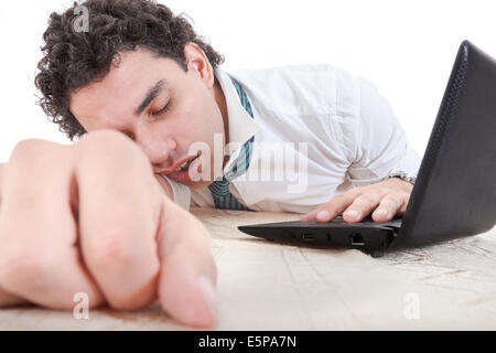 Foto di esaurito, dormendo e oberati di lavoro uomo d affari con computer portatile accanto a lui sulla scrivania in ufficio al suo lavoro Foto Stock