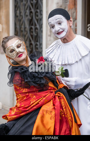 Coppia Commedia dell'arte Pierrot tribunali giovane spagnolo Lady in San Zaccaria Piazza durante il Carnevale di Venezia. Foto Stock