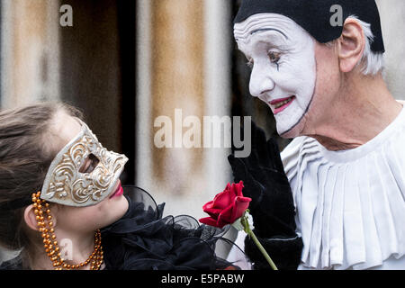 Coppia Commedia dell'arte Pierrot tribunali giovane spagnolo Lady in San Zaccaria Piazza durante il Carnevale di Venezia. Foto Stock