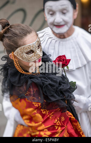 Coppia Commedia dell'arte Pierrot tribunali giovane spagnolo Lady in San Zaccaria Piazza durante il Carnevale di Venezia. Foto Stock