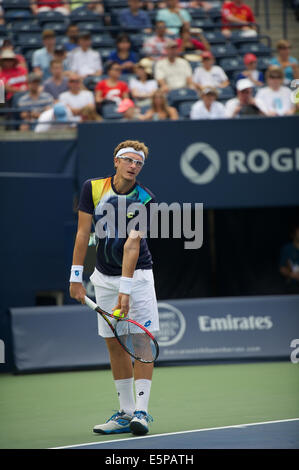 Toronto, Canada. Il 4° agosto 2014. Denis Istomin dell Uzbekistan serve a Marin CILIC di Croazia durante il Rogers Cup presso il centro Rexall il 4 agosto 2014 a Toronto, Ontario, Canada. Credito: Julian Avram/Alamy Live News Foto Stock