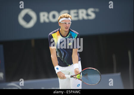 Toronto, Canada. Il 4° agosto 2014. Denis Istomin dell Uzbekistan serve a Marin CILIC di Croazia durante il Rogers Cup presso il centro Rexall il 4 agosto 2014 a Toronto, Ontario, Canada. Credito: Julian Avram/Alamy Live News Foto Stock