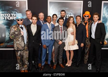 New York, NY, STATI UNITI D'AMERICA. Il 4° agosto 2014. Jon Reep, Todd Garner, Nathan Kress, Matt Walsh, Arlen Escarpeta, Sarah Wayne Callies, Max diacono, Richard Armitage, Alycia Debnam Carey, Steven quale, Kyle Davis, Jason Sumpter all'arrivo nella tempesta Premiere, AMC Loews Lincoln Square, New York, NY Agosto 4, 2014. Credito: Jason Smith/Everett raccolta/Alamy Live News Foto Stock