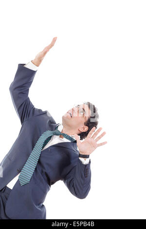Spaventato e scioccato business man guardando in alto, paura di somethnig Foto Stock