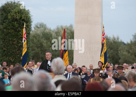 Alrewas, Staffordshire, Regno Unito. Il 4° agosto 2014. Il National Memorial Arboretum, Alrewas, Staffordshire. Veglia a lume di candela per celebrare il centenario dell inizio di WW1, della Grande Guerra e per onorare caduti. 4 agosto 2014. Il reverendo Tim fiori conduce il servizio presso le Forze Armate Memorial durante la veglia a lume di candela per celebrare il centenario dell inizio della Grande Guerra e per onorare caduti. Credito: Richard Franklin/Alamy Live News Foto Stock