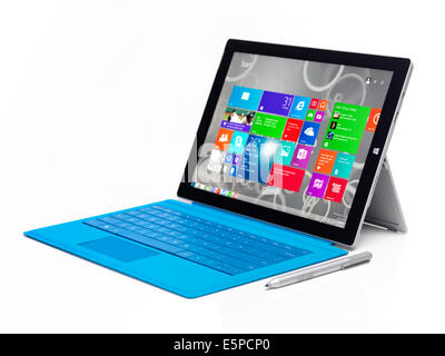 Microsoft Surface Pro 3 tablet PC con Windows 8 Schermata di start sul suo visualizzatore isolati su sfondo bianco Foto Stock