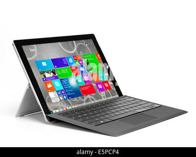 Microsoft Surface Pro 3 computer tablet con una tastiera nera e la schermata di avvio sul suo visualizzatore isolati su sfondo bianco Foto Stock
