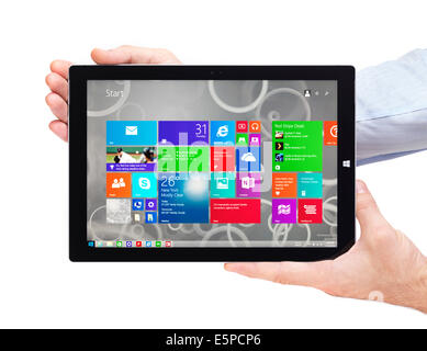 Persona mani Microsoft Surface Pro 3 tablet pc isolati su sfondo bianco Foto Stock