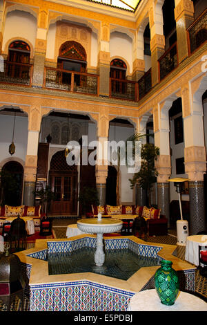 Riad Myra,bellissima scolpiti in stucco di pannelli di cedro,archi,pavimenti in pietra con intricati mosaici,Fontana centrale,tetto,Fez,Marocco Foto Stock