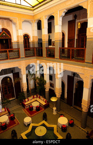 Riad Myra,bellissima scolpiti in stucco di pannelli di cedro,archi,pavimenti in pietra con intricati mosaici,Fontana centrale,tetto,Fez,Marocco Foto Stock