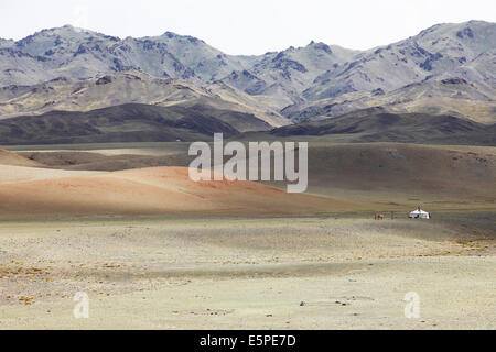 Yurta solitaria, montagne sul retro, deserto dei Gobi, Sud Gobi, Provincia Ömnögovi, Mongolia Foto Stock