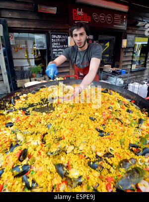 Paella gigante piatto, venditori di cibo, Camden Market, Camden Town, Londra, Inghilterra, Regno Unito Foto Stock