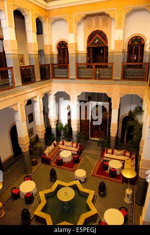 Riad Myra,bellissima scolpiti in stucco di pannelli di cedro,archi,pavimenti in pietra con intricati mosaici,Fontana centrale,tetto,Fez,Marocco Foto Stock