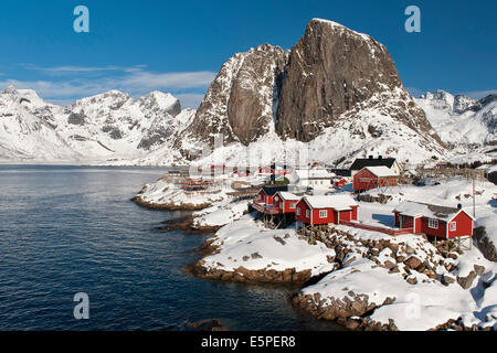 Tradizionale in rosso in legno case Rorbu, Reine, Moskenesøy, Lofoten, Norvegia Foto Stock