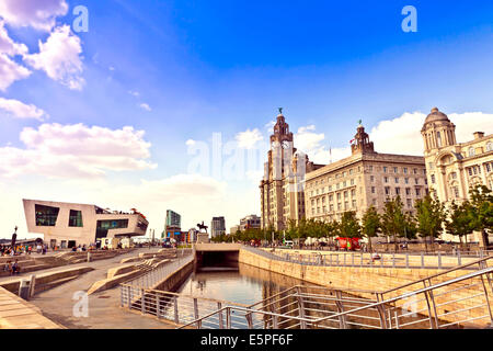 Paesaggio urbano al Pier Head di Liverpool, in Inghilterra parte del Liverpool città mercantile marittima Sito Patrimonio Mondiale dell'UNESCO. Foto Stock